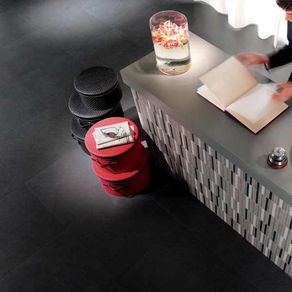 Moon 60x60cm Black Tiles