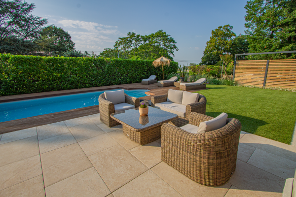A terrace in travertine effect in the South-West of France