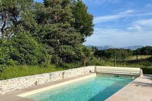 Travertine-style pool surround - Bazzoli Paysagiste