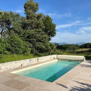 Travertine-style pool surround - Bazzoli Paysagiste