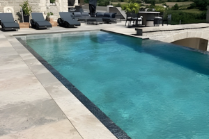 Exceptional view of a swimming pool with our Solithe collection