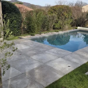 Tiled pool surround - Bazzoli Paysagiste