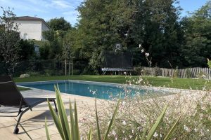 Poolside area with Abéa - Cédric Pierre Paysage