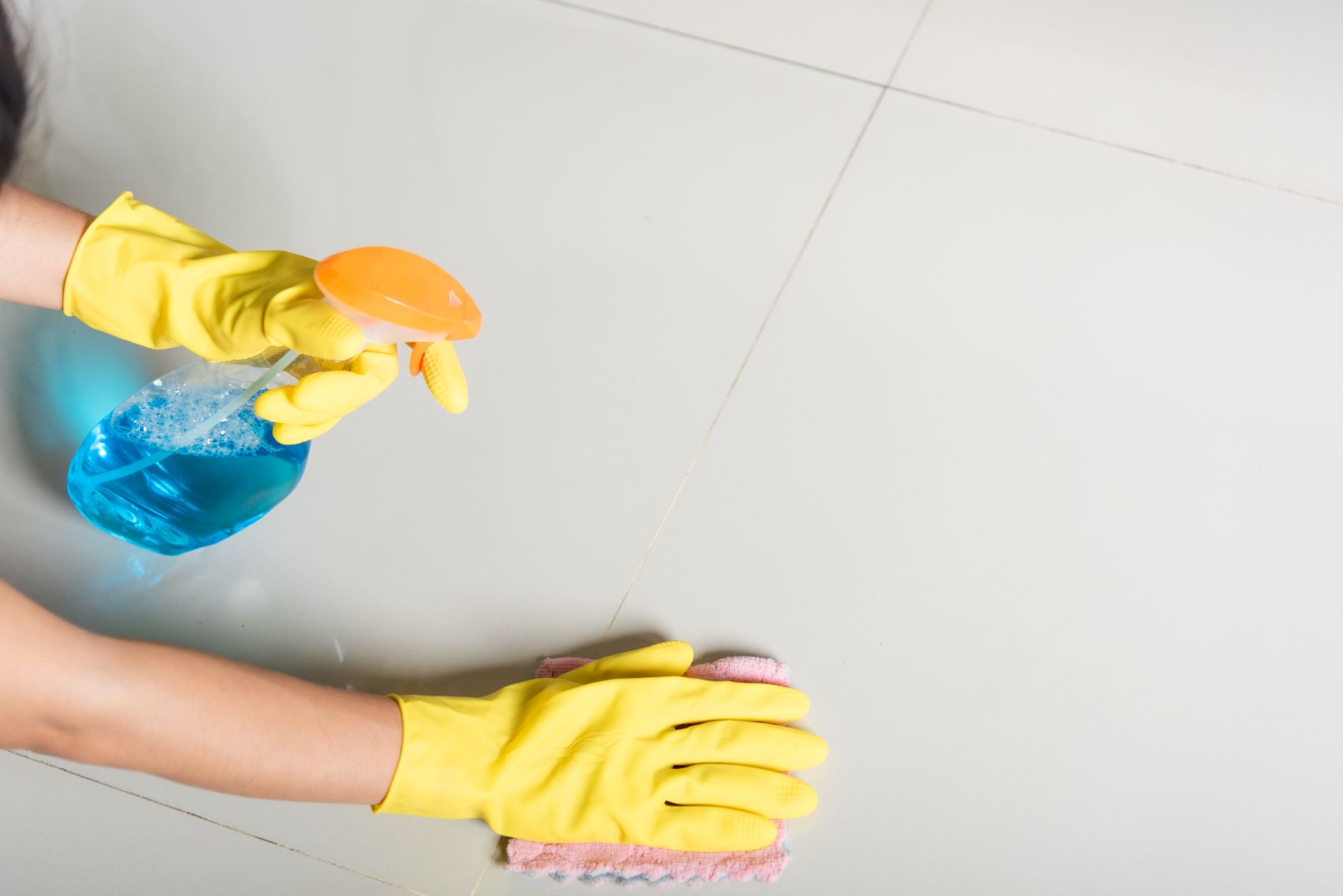 come pulire il gres porcellanato