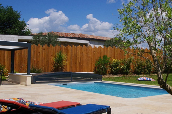 Landscaping with a travertine-effect terrace