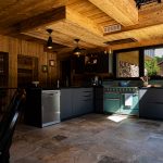 Kitchen with Bali stone-effect finish - Chalet "Par Amour"