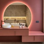 Circular mirror with pink cabinet - Colombine Viallet Architecte