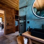 Bathroom with stone-effect tiling - Chalet "Par Amour"