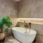 Bath with stone-effect tiles - Colombine Viallet Architecte