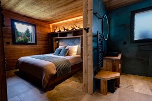 Zéphyr Grey master bedroom suite - Chalet "Par Amour"